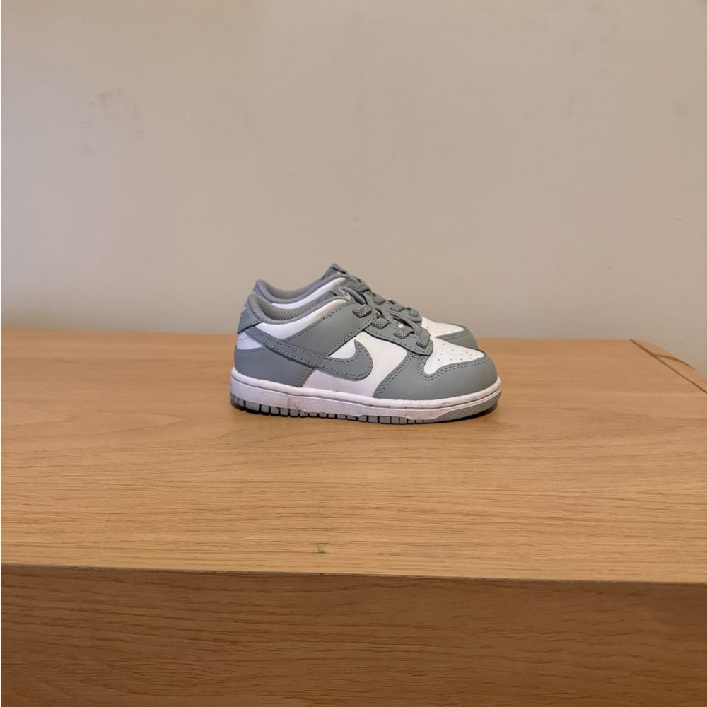 Nike Low-Top Sneakers in Light Grey and White 9C
